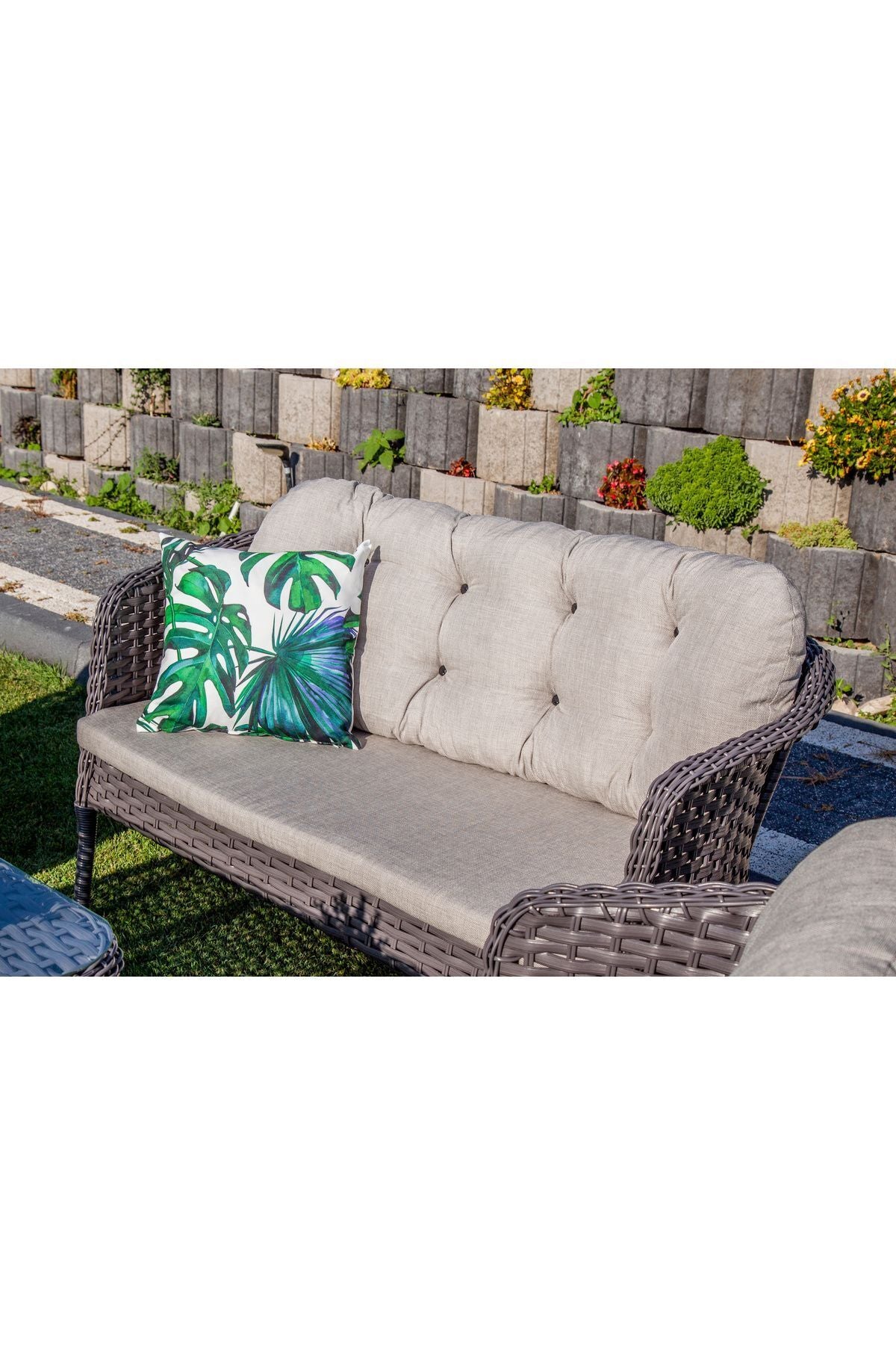 Garden cannes Rattan Bahçe Balkon Mobilyası 2+1+1 ve Masa